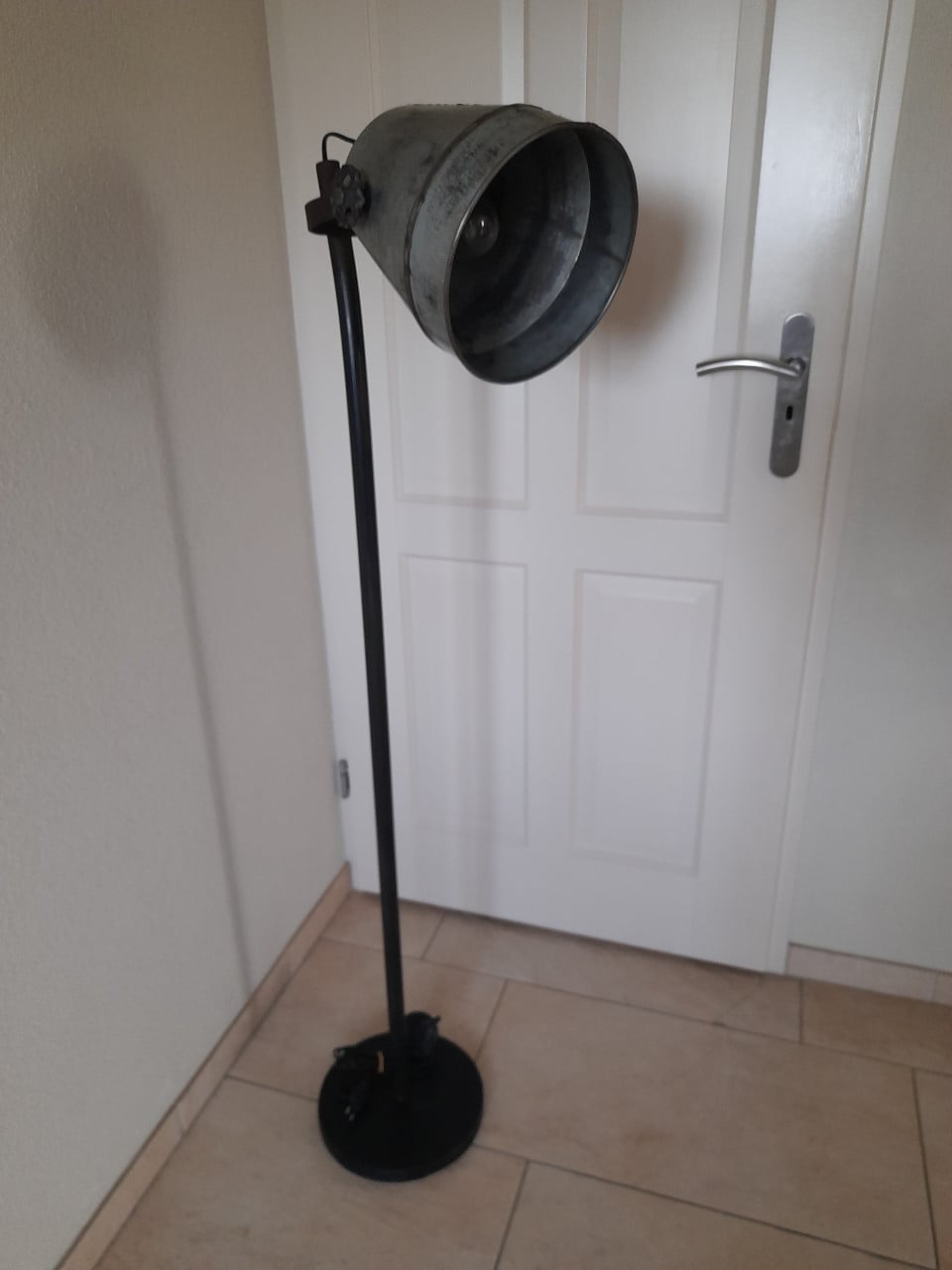 Leuke metalen vloerlamp (in goede staat )  Industriele look!