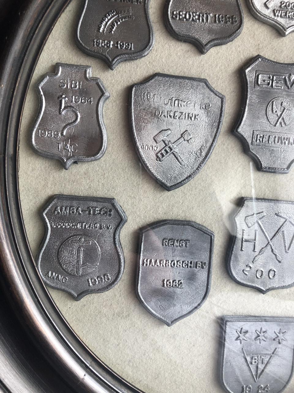 Loden schildjes in kader