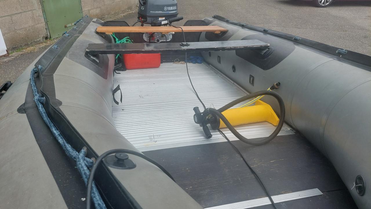 Rubberboot met trailer en buitenboordmotor.