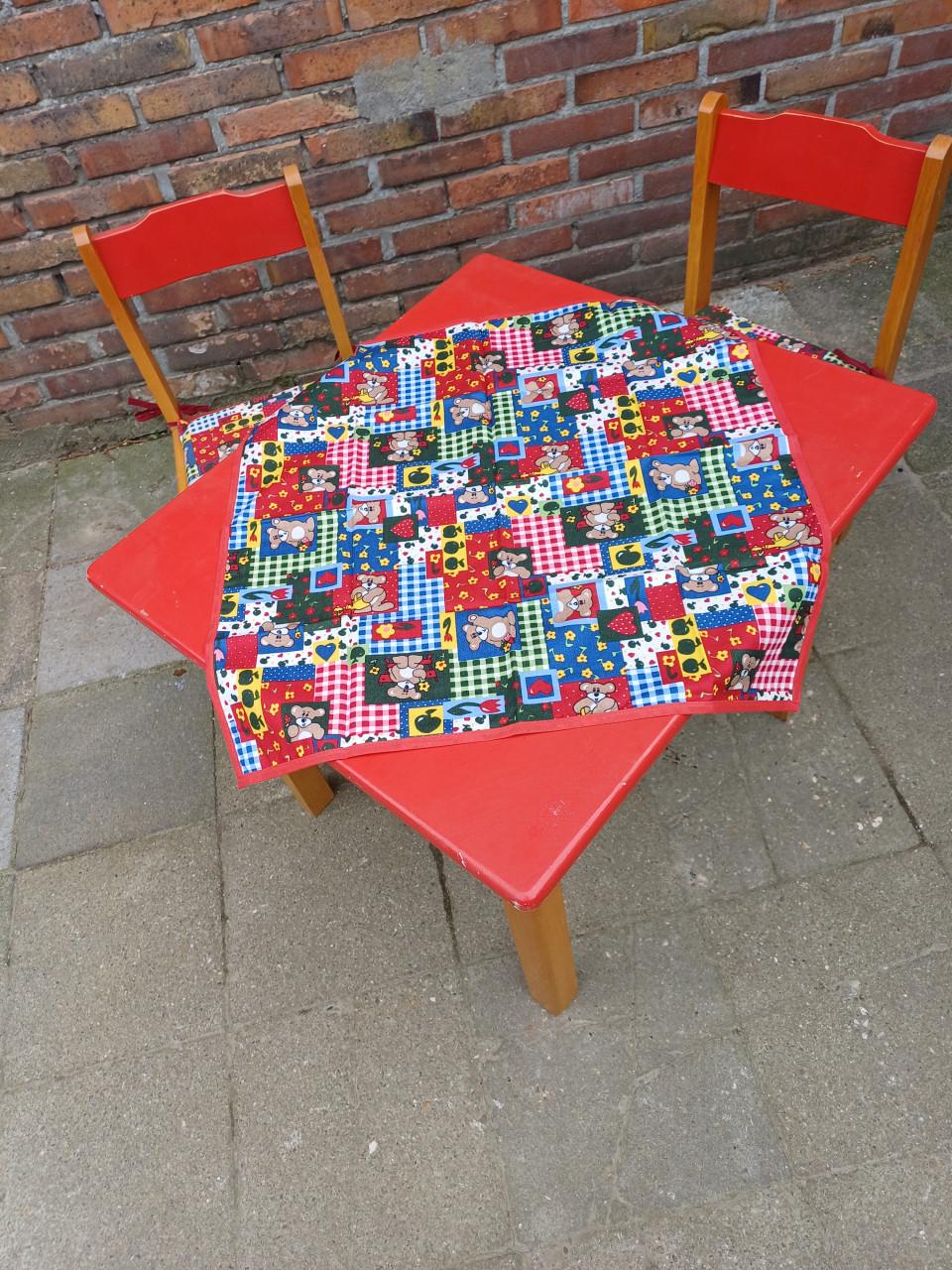 Kleutertafeltje met 2 stoeltjes