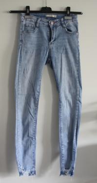 Licht blauwe spijkerbroek met rafelrand maat 36