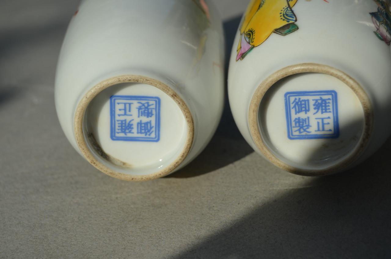 2 Identieke Chinese vaasjes gemerkt 4 karakters