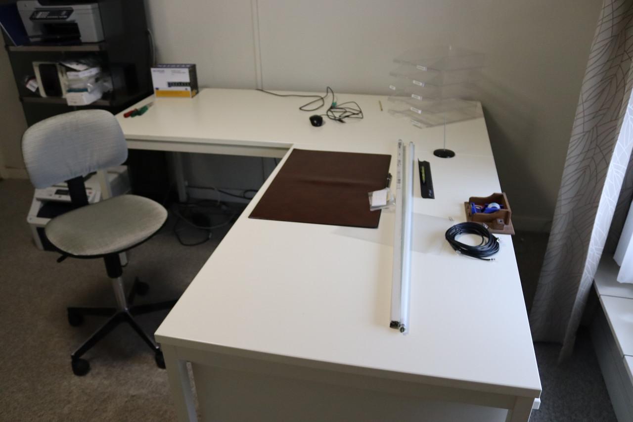 Bureau met ladenkast en stoel