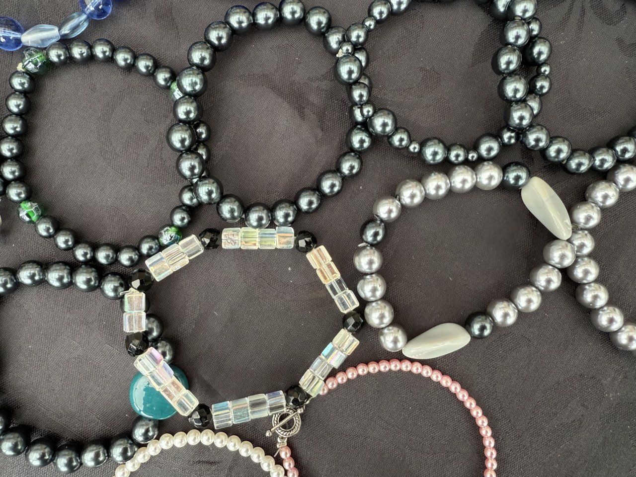 Armbandjes en Sleutelhangers. NIEUW met GLAZEN kralen. Passen altijd.