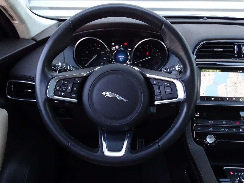Jaguar F-pace 2.0t awd portfolio | leder | pano | trekhaak