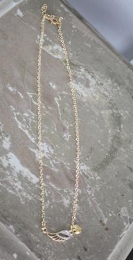 Goudkleurige ketting met steentjes