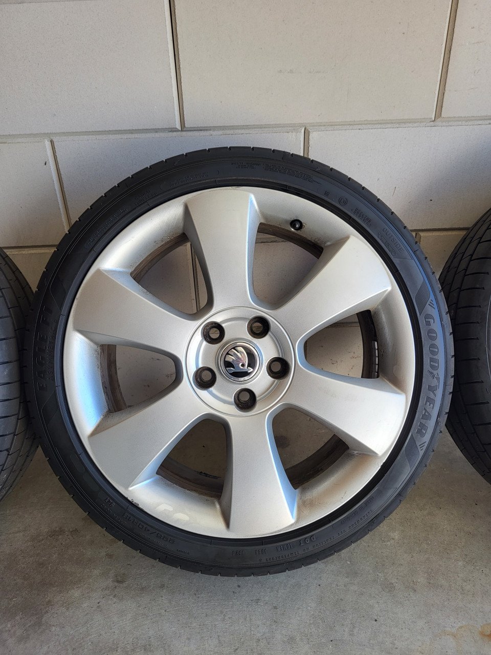 Skoda 18 inch met NIEUWE Goodyear banden.