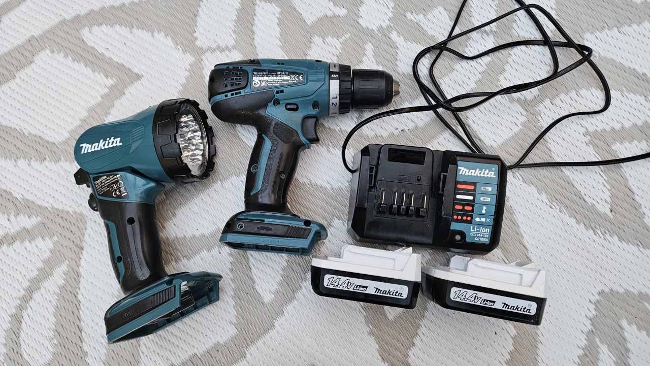 Makita 14.4V set – boormachine + lamp + 2 accu’s + lader