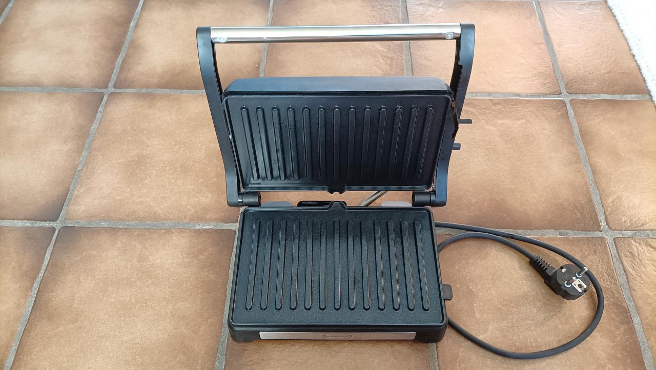 Tosti-ijzer van Tristar. Zwart met zilverkleurig deksel.