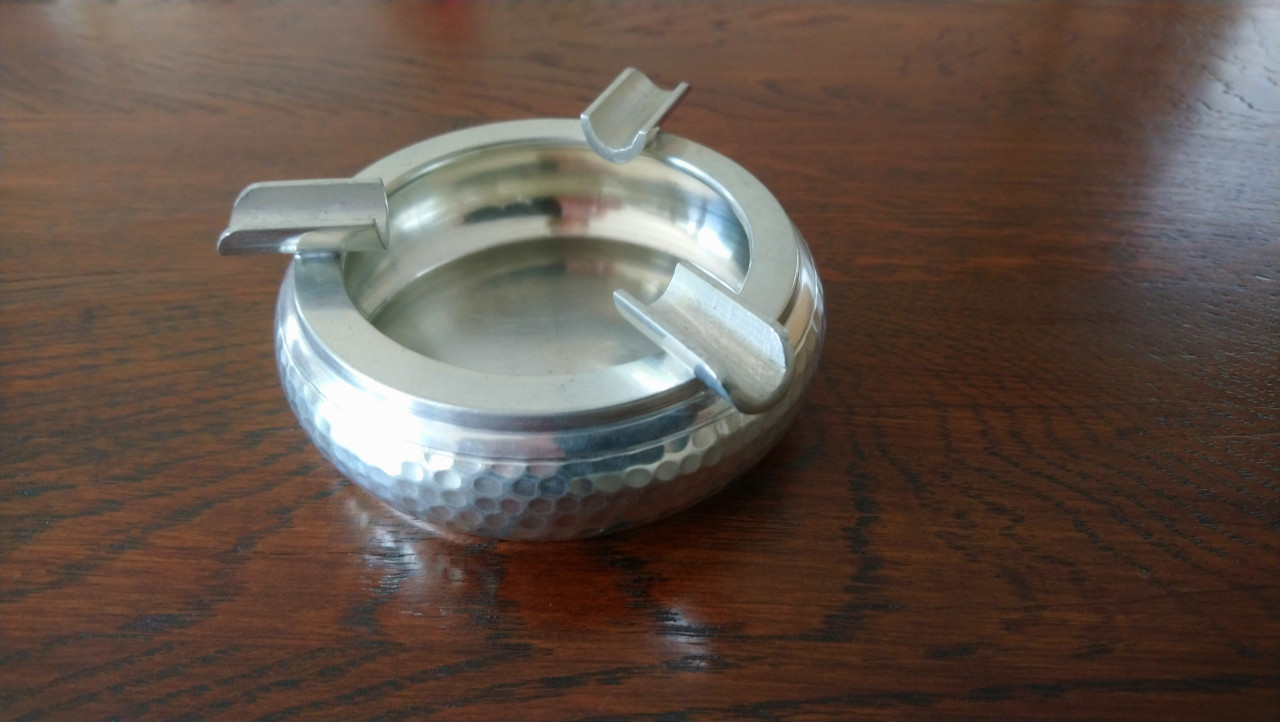Banka Tin Indonesia asbakje gehamerd tin, dia 9 cm