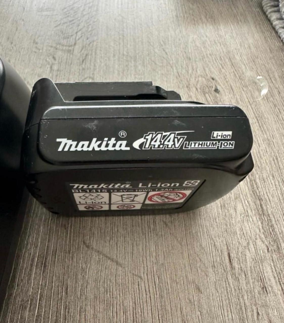 Makita Acculader DC18SD met 14.4V Li-ion Accu BL1415