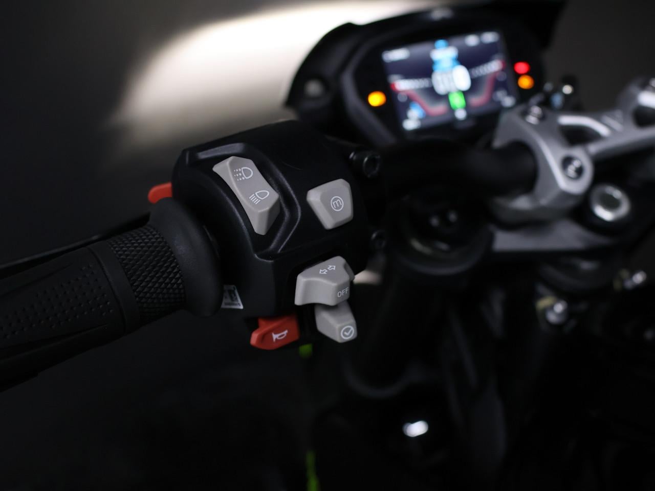 STREET TRIPLE RS | Phantom Black