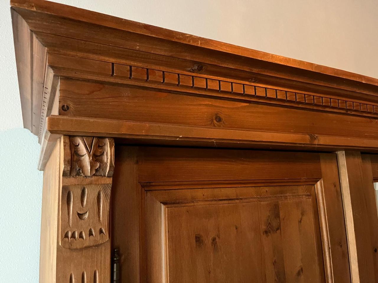 Grenen kast met spiegel 174 breed; 56 diep; 205 hoog