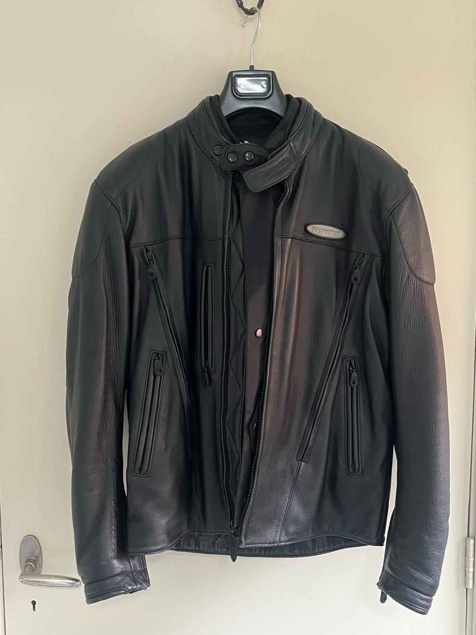 Lederen motorjas en bijpassende -broek van Harley Davidson