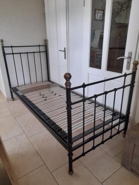 1 Persoons bed 90 x 220 (in goede staat )