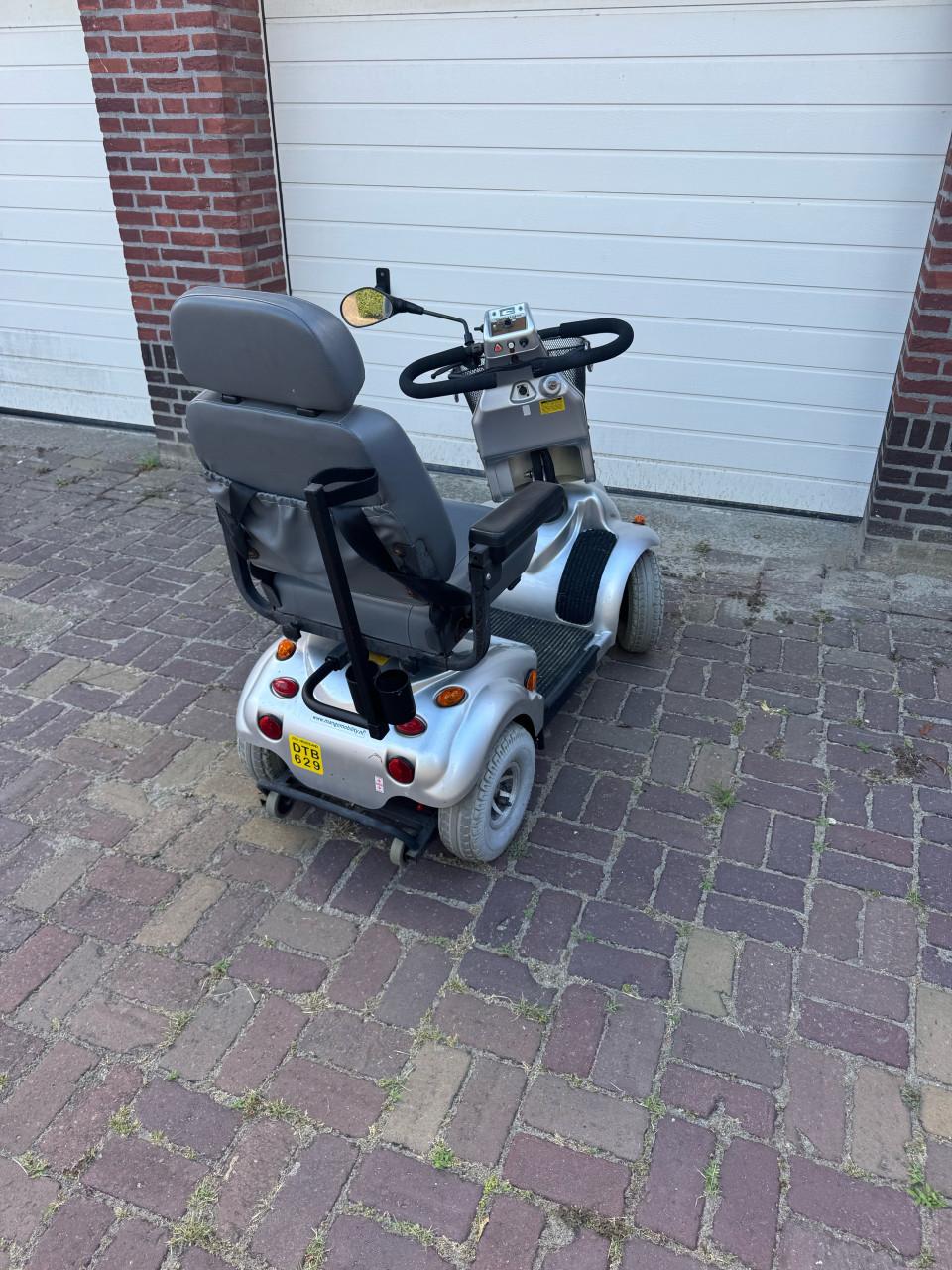 Grijze scootmobiel 4 wiels