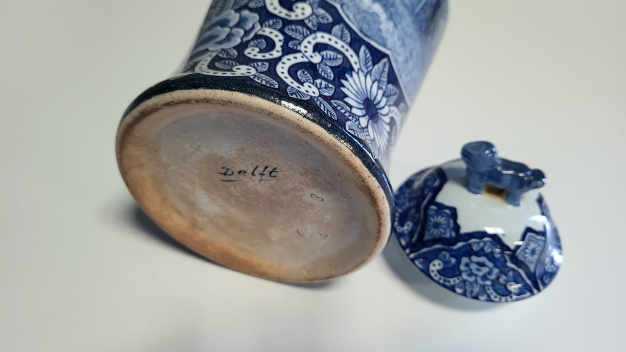 Antieke vaas van delfts blauw