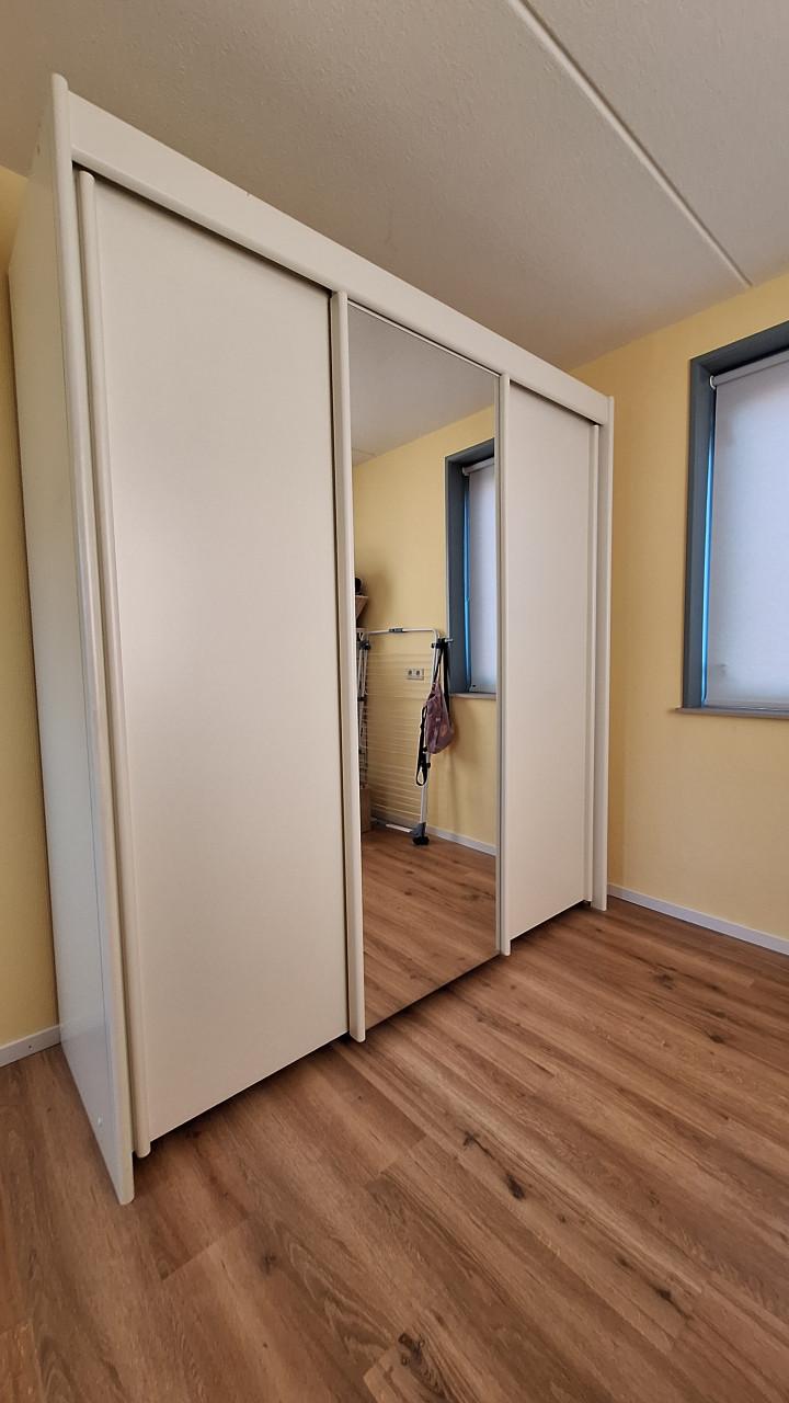 Kleerkast met schuifdeuren