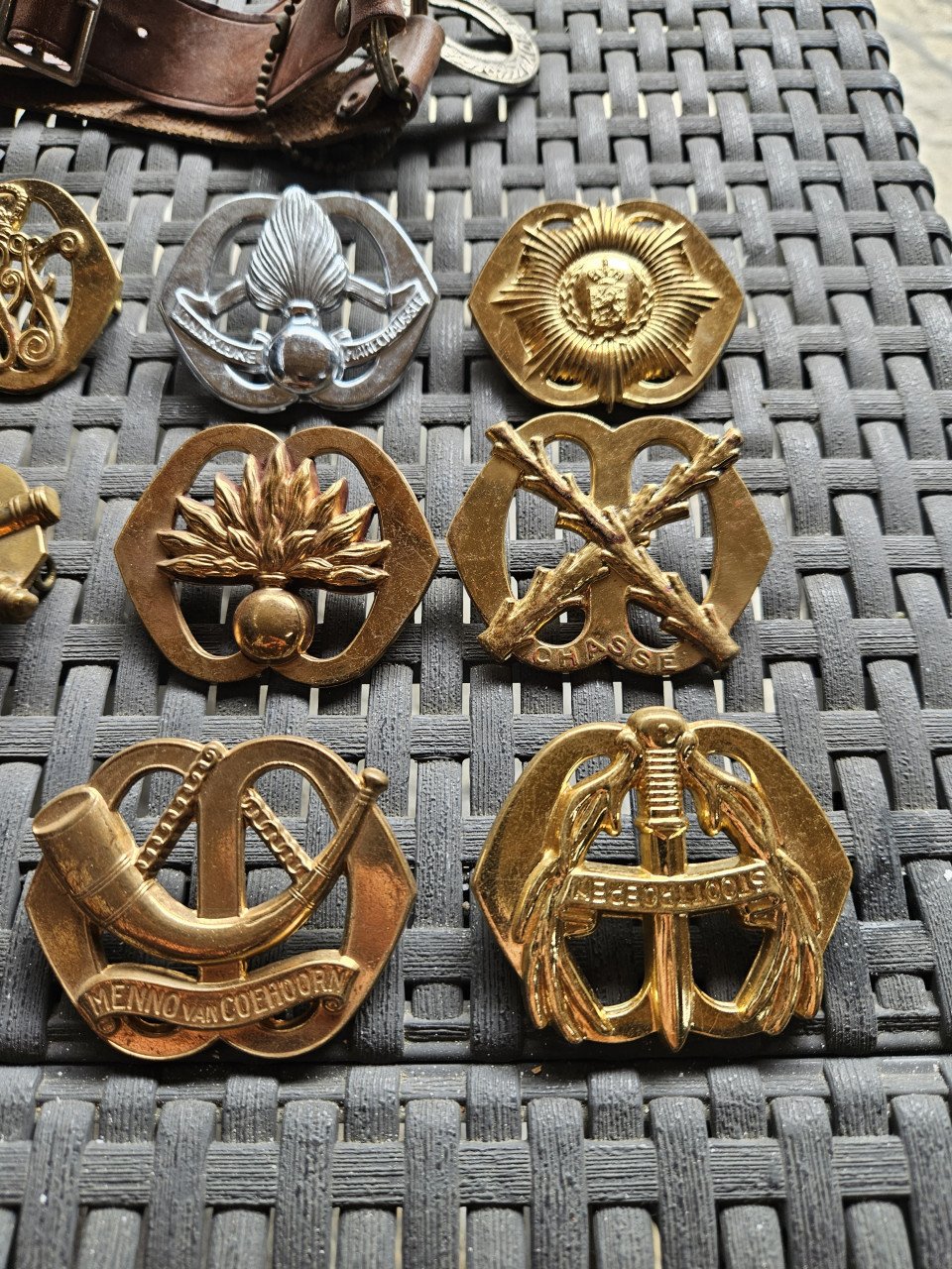 Mooi lotje antieke baret emblemen en een leren riem....