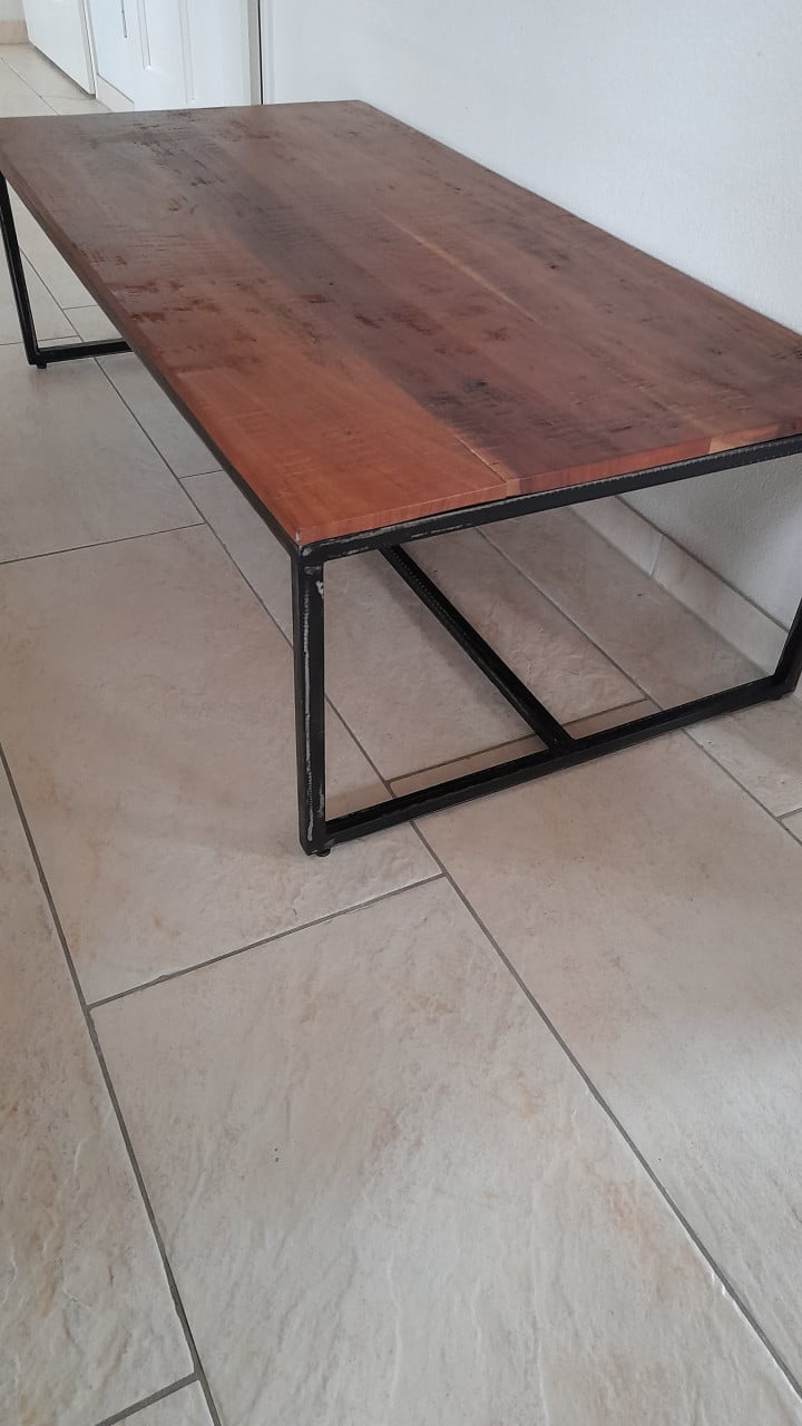 Prachtige salon tafel 118 x 60 x 36H (z.g.a.n.)