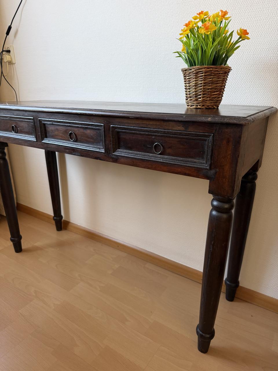 Mooi Massieve Side table, 3 lades, gedraaide pootjes, massief Mahoniehout.