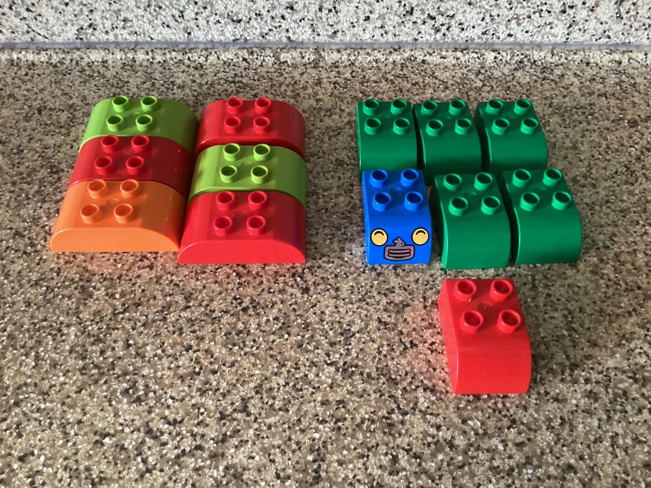Lego.  Duplo.    16x rechthoekig 1x2x2.   17x vierkant 2x2x2.   etc.