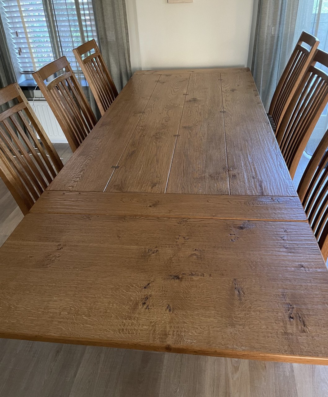 Eiken eettafel met zes stoelen