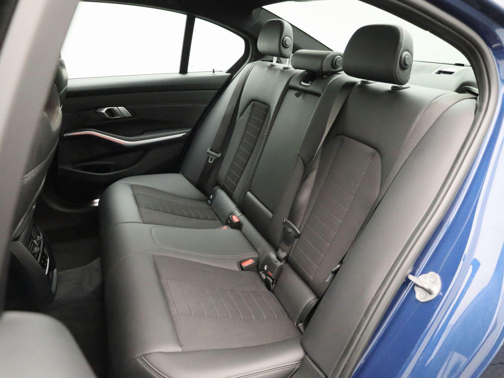 BMW 3-serie 318i business edition | automaat | lmv | half leder | virtual c