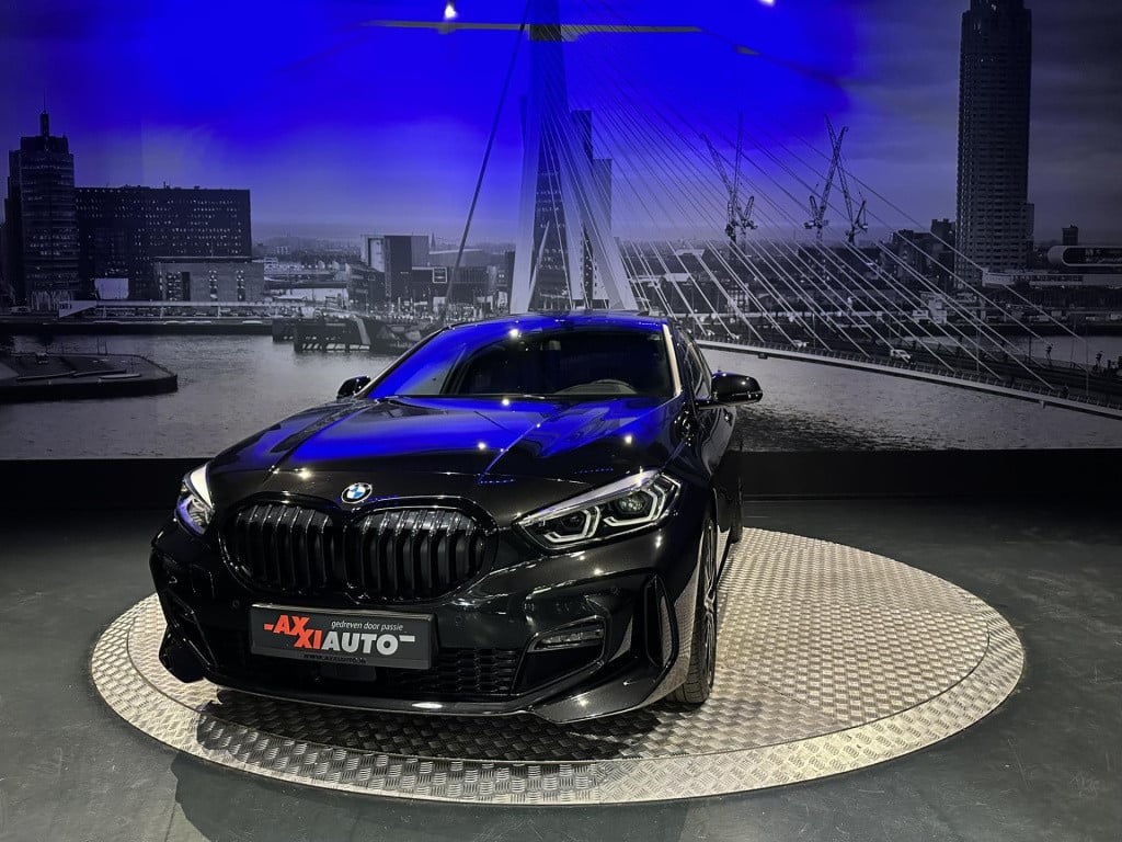 BMW 1 Serie 118i high executive *m-pack*pano*harmankardon*m-technic stoelen