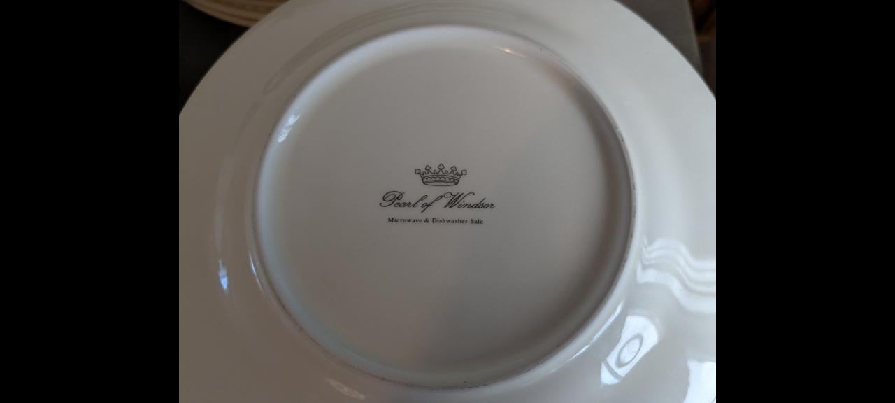 Set met cremekleurig servies o.a. Pearl of Windsor