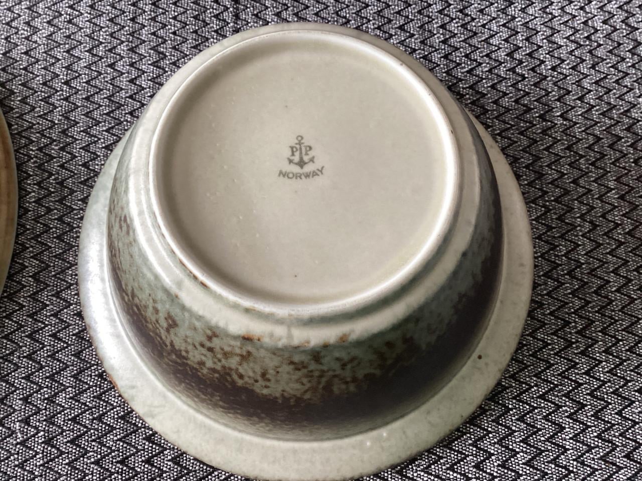 Schaal op bord van Porsgrund