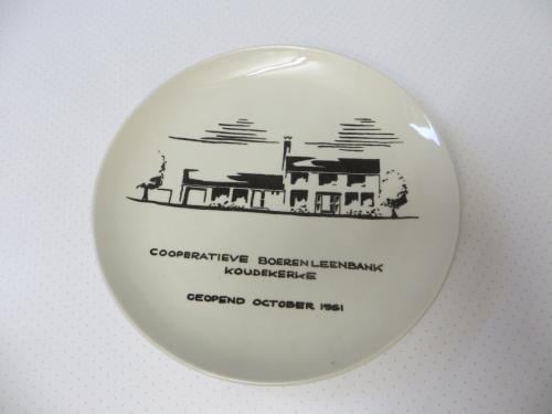 Porseleinen sierbord en twee glazen