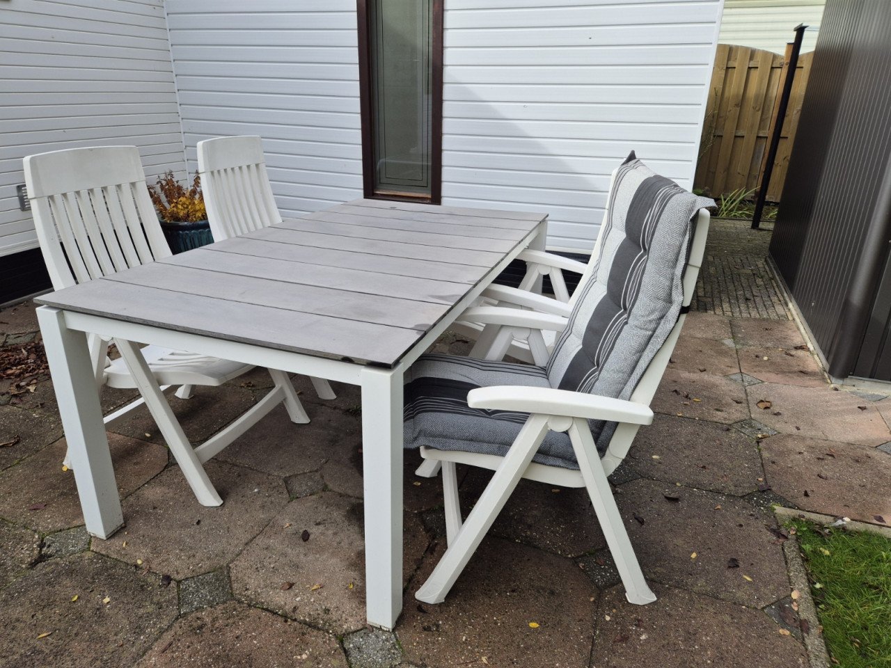Tuintafel met 4 stoelen en kussens