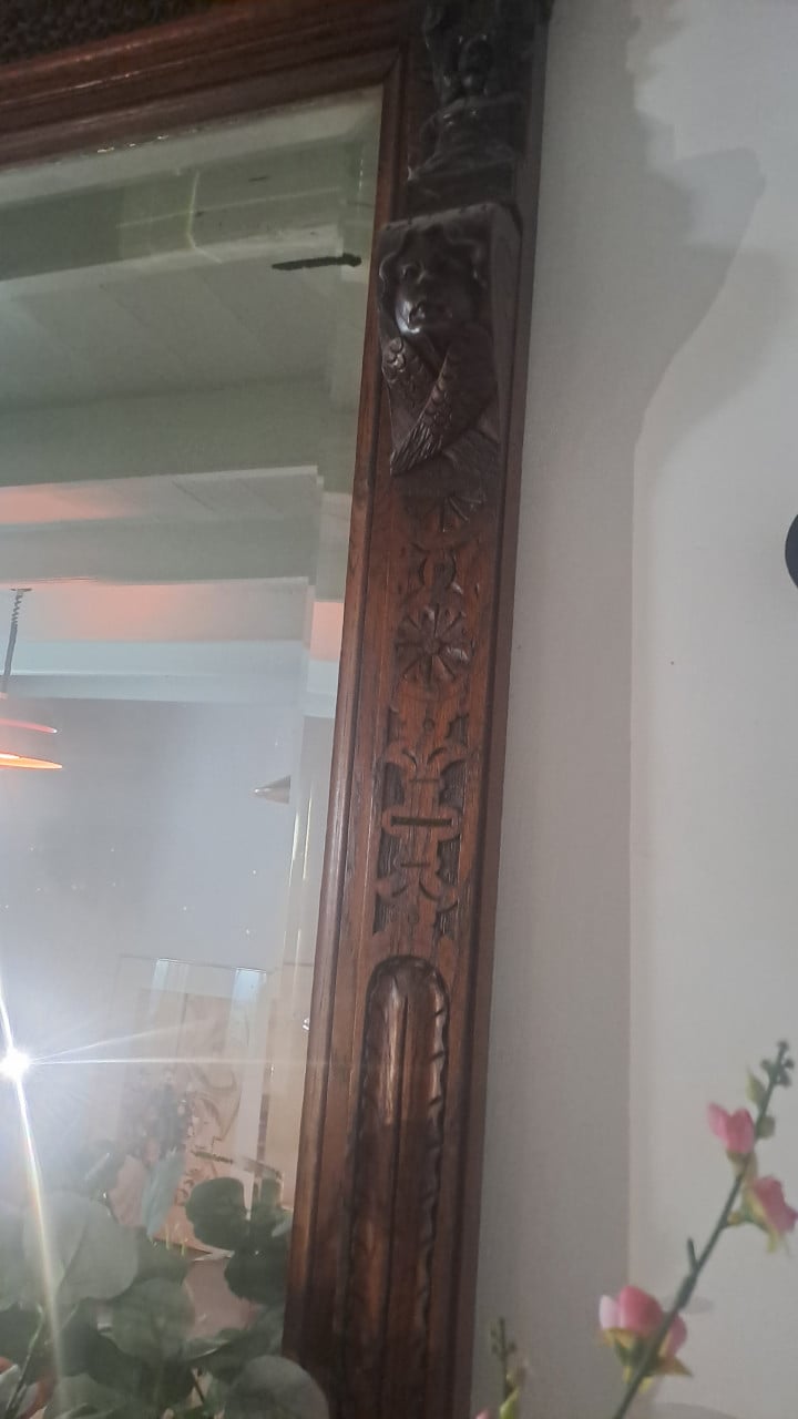 Grote houten spiegel met houtsnijwerk, 177,5 cm hoog