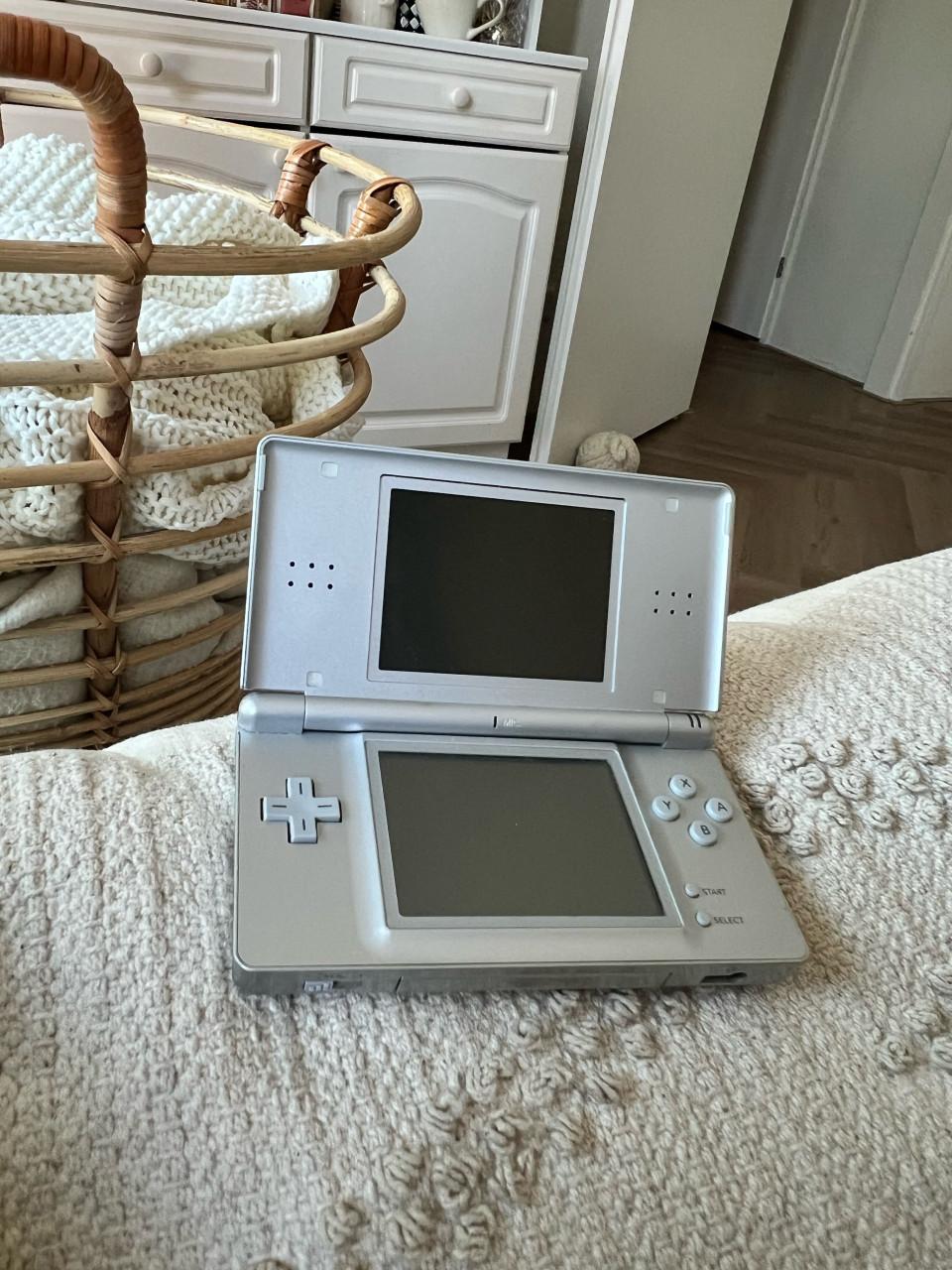 Nintendo DS Lite + Pokéamon Diamond spel