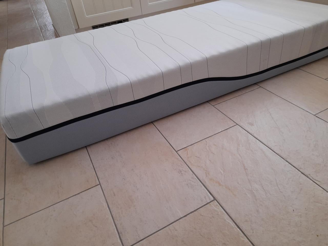 M-line matras 90 x 200 (in goede nette schone staat)