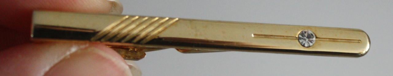 Goudkleurige dasspeld met steentje