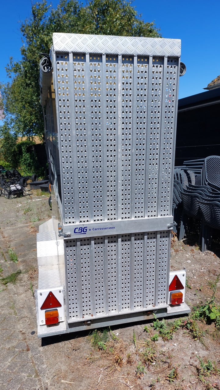 Aanhanger smalle uitvoering voor vervoer van drie metalen korfcontainers