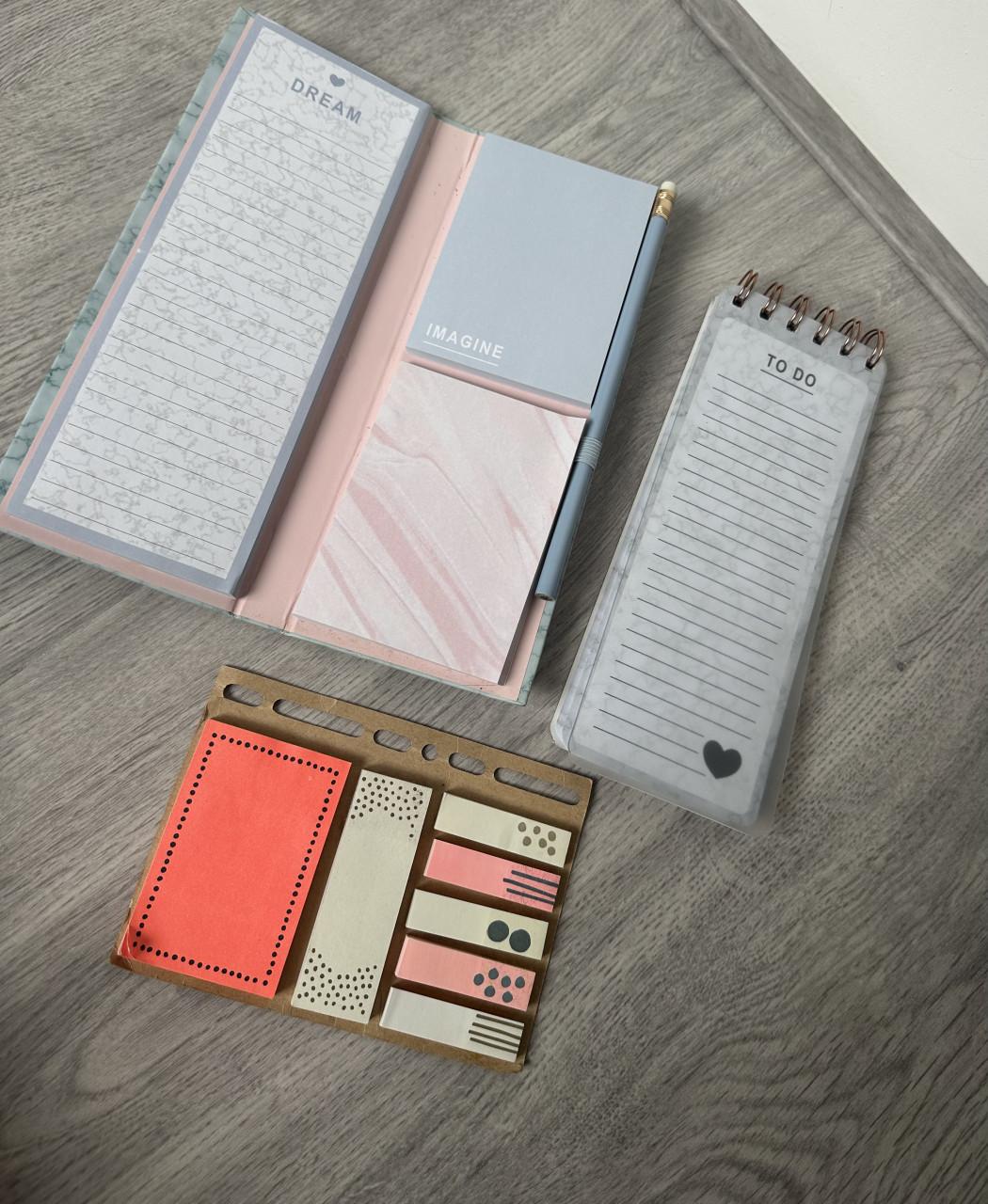 Notitieboekjes en -plakpapiertjes