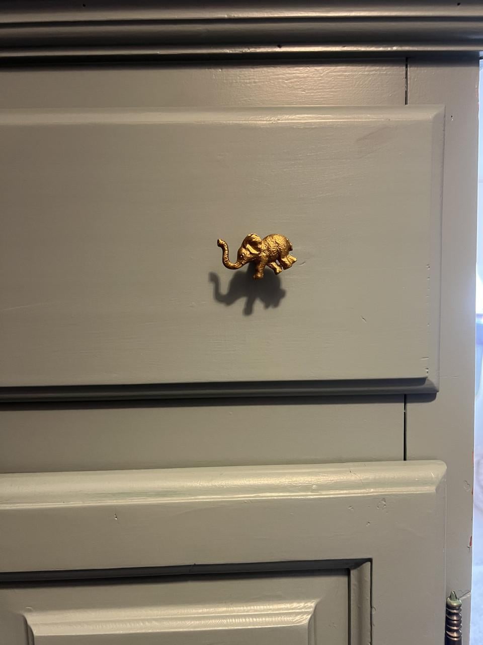 Mooie kast  voor baby of kinderkamer Moet weg !!!