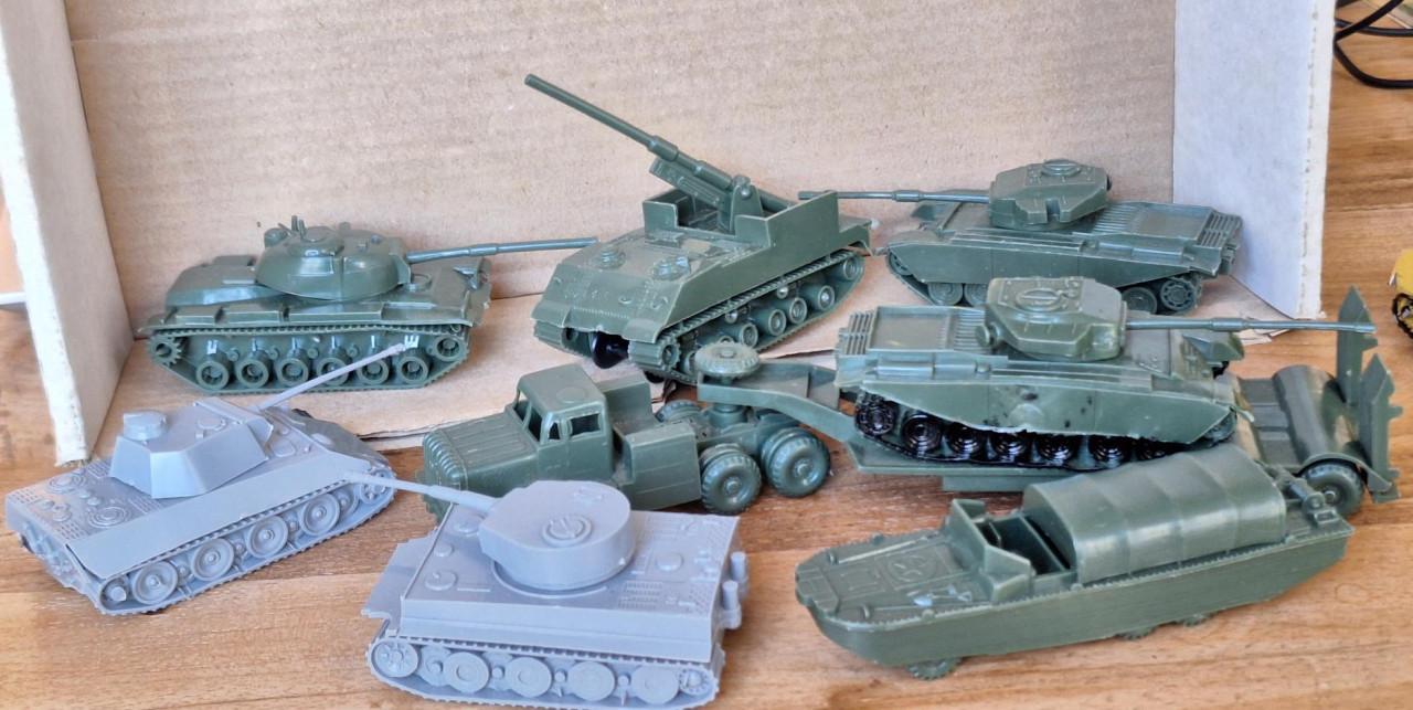 Airfix plastic tanks, legervoertuigen en soldaatjes