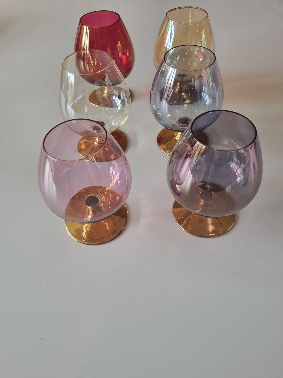 Vintage goud gekleurde cognacglazen wijnglazen