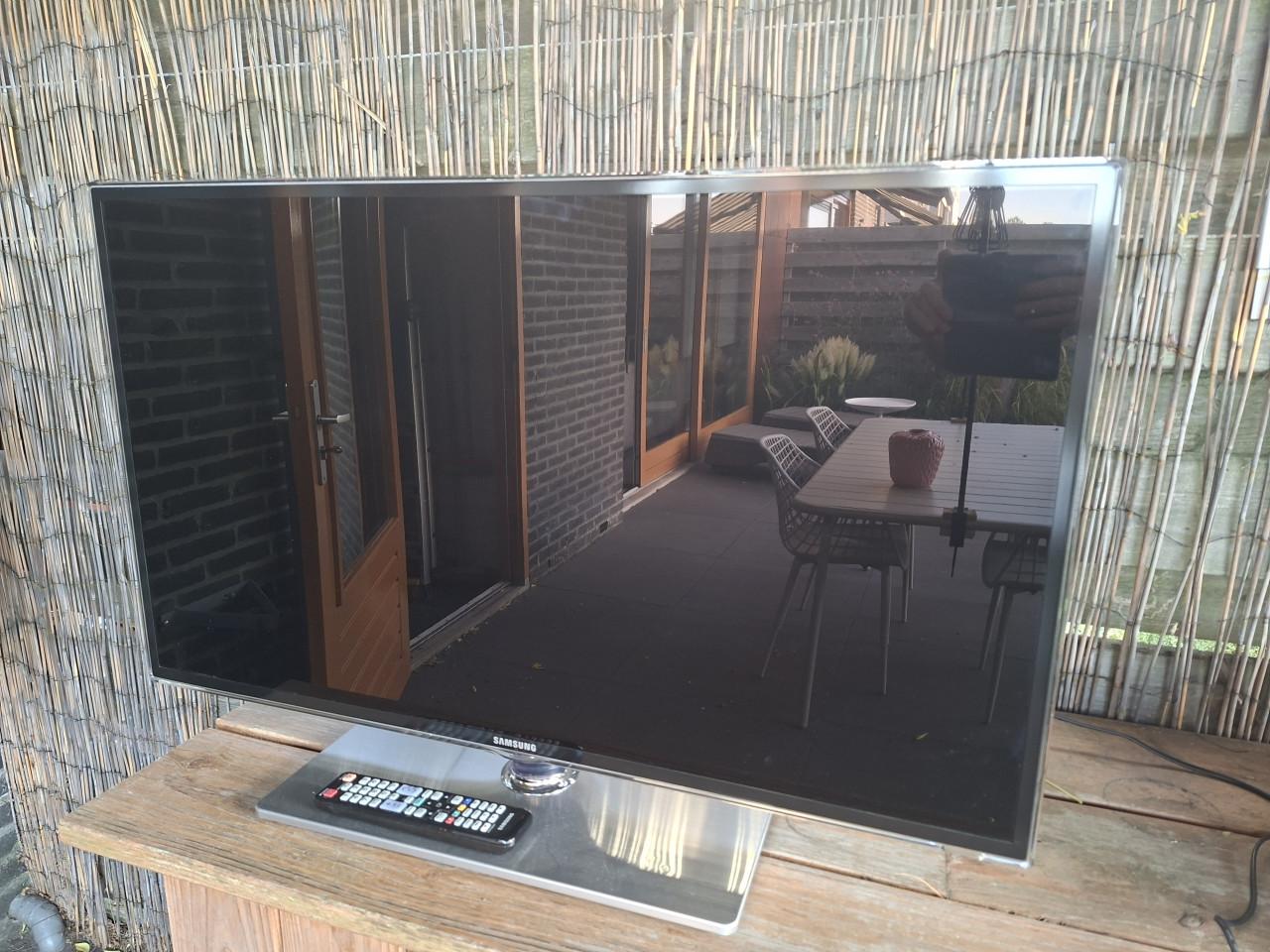 Samsung TV met 5.1 Blu-ray 3D-thuisbioscoopsysteem.