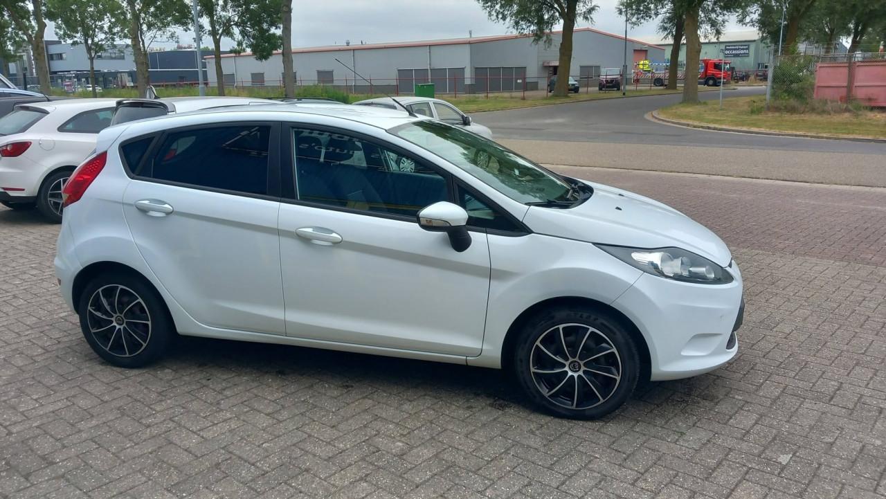 Ford Fiesta 1.25 Champion 5 deurs bj:2012 airco i.z.g.st