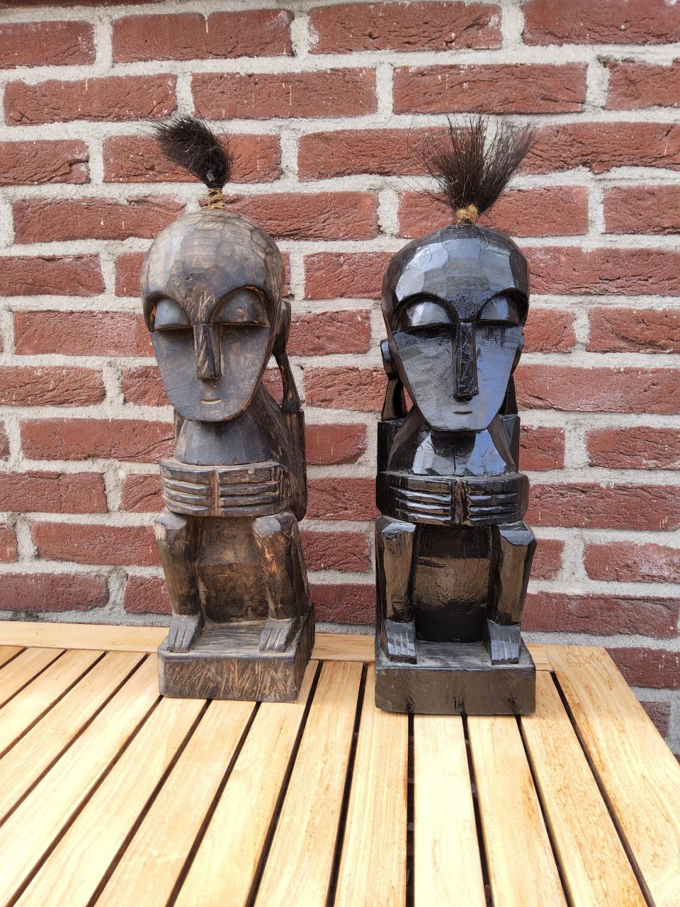 Twee grappige houten beelden