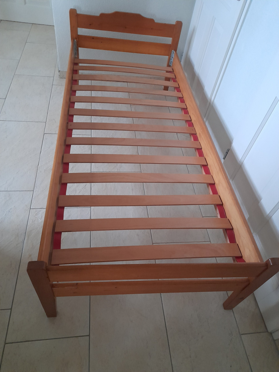1 persoons bed 80 x 190 ( in goede staat )  Buiten maat ; 85,5 x 196