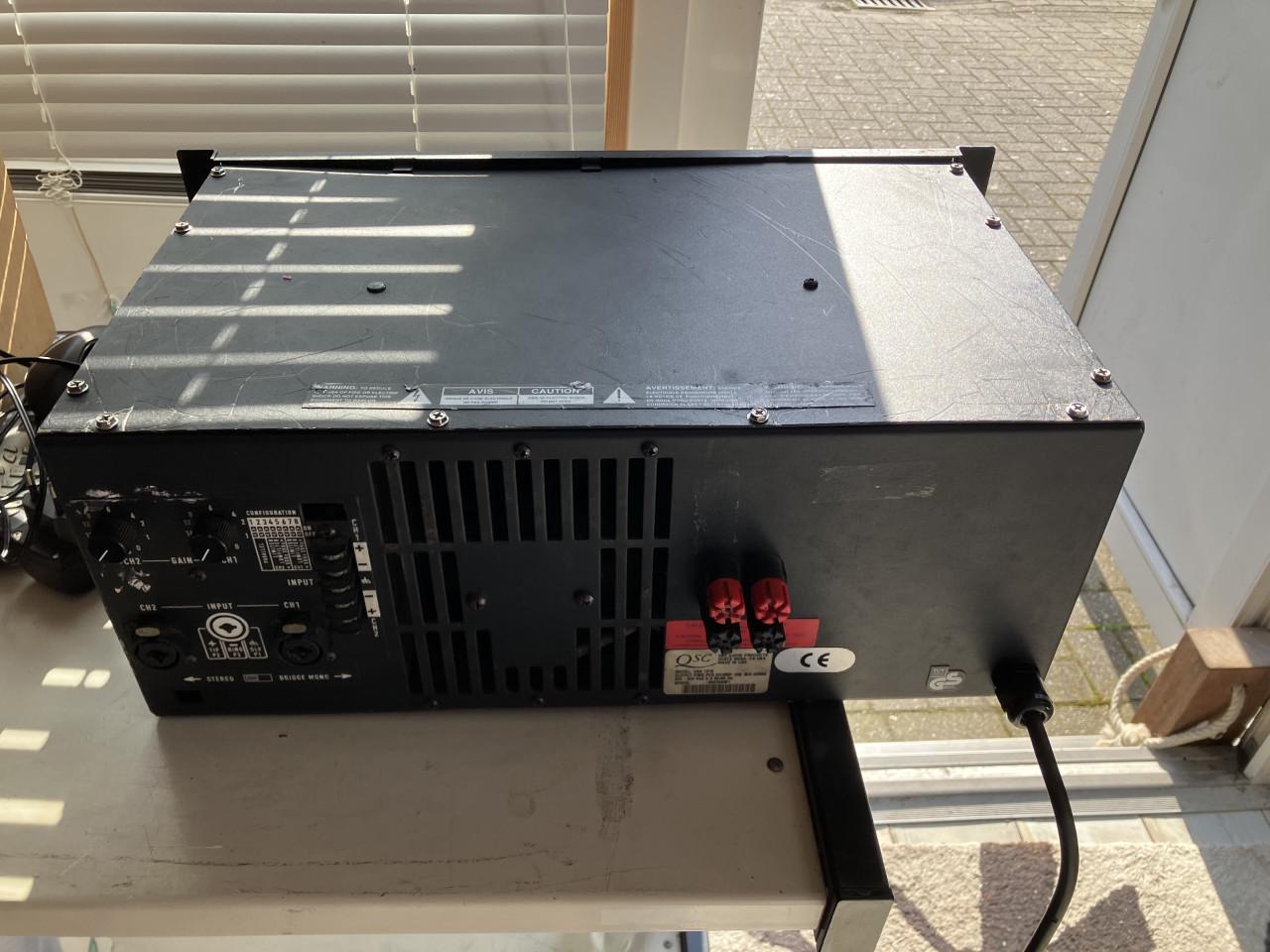 QSC USA 1310 amplifier 2x1000 Watt voor opmaak of onderdelen