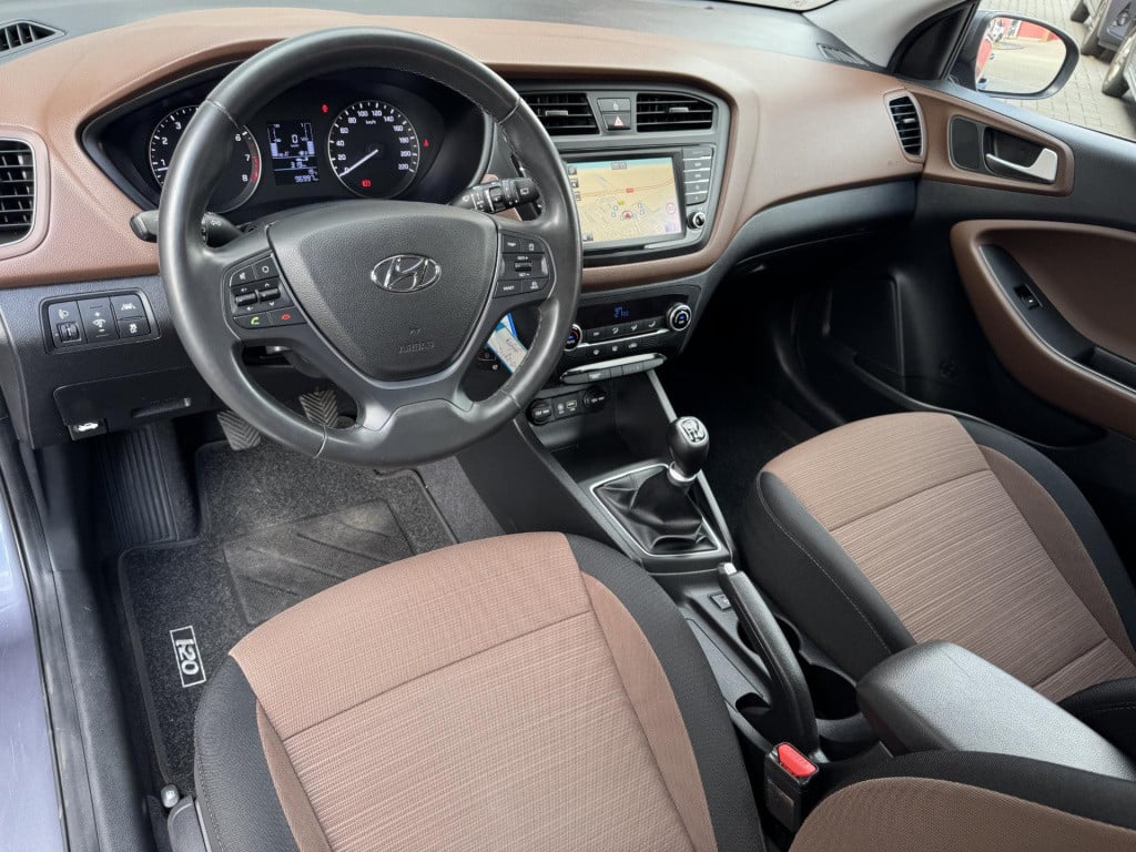 Hyundai I 20 1.2 hp i-motion comfort | trekhaak | navigatie | camera | park