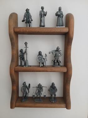 Houten rek met beeldjes