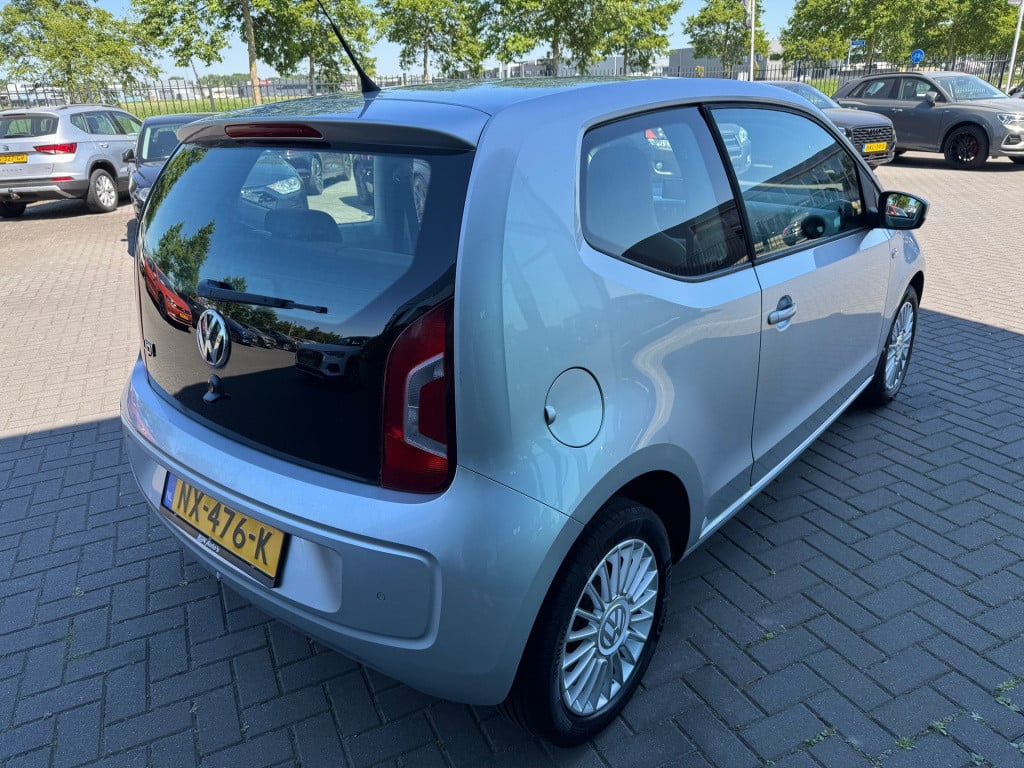 Volkswagen UP! 1.0 high up! * stoelverwarming * navi * lm velgen
